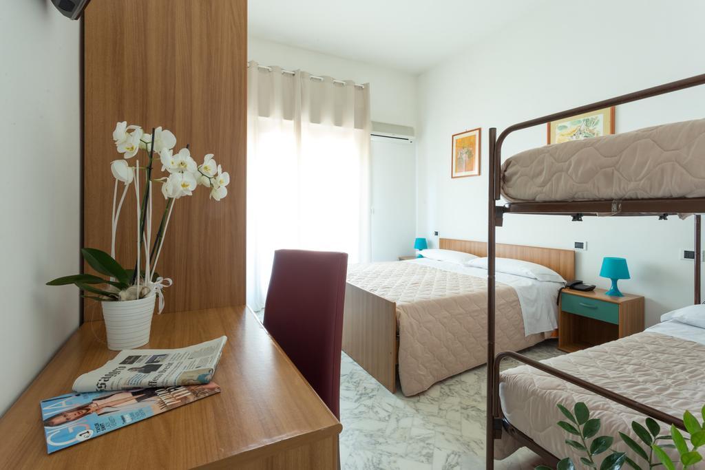 Hôtel Roma à Pineto Extérieur photo