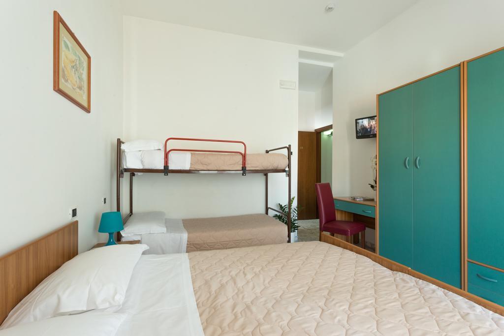 Hôtel Roma à Pineto Extérieur photo