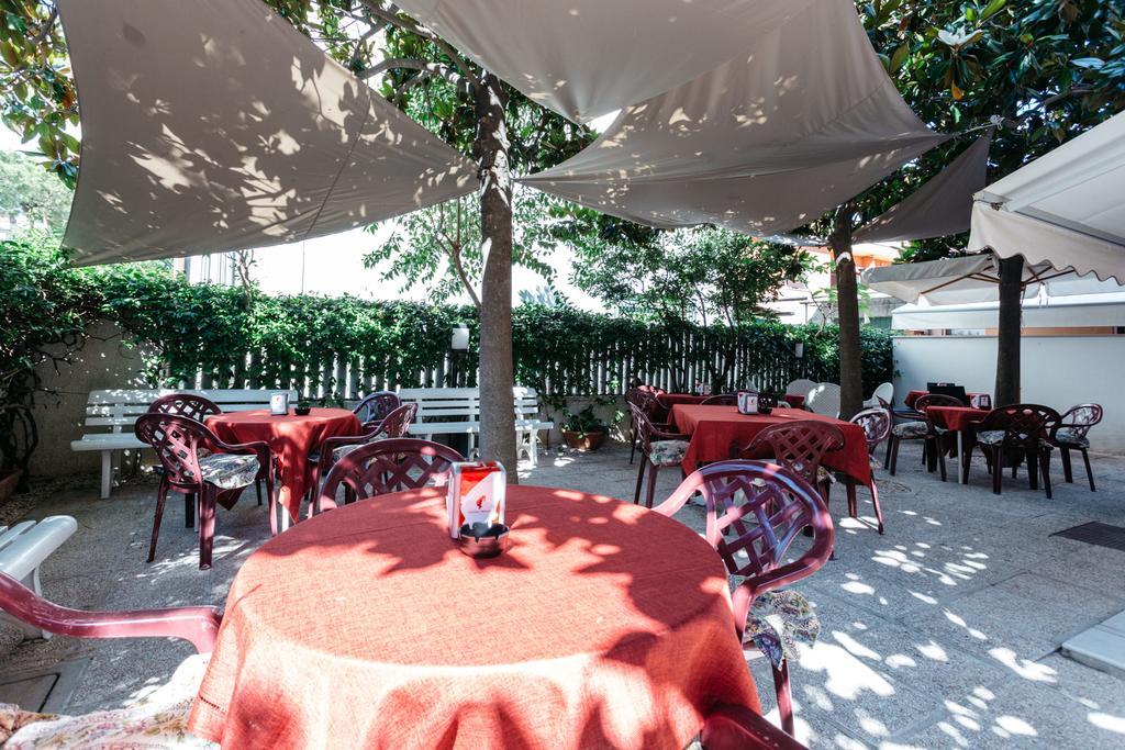 Hôtel Roma à Pineto Extérieur photo