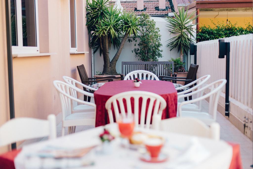 Hôtel Roma à Pineto Extérieur photo