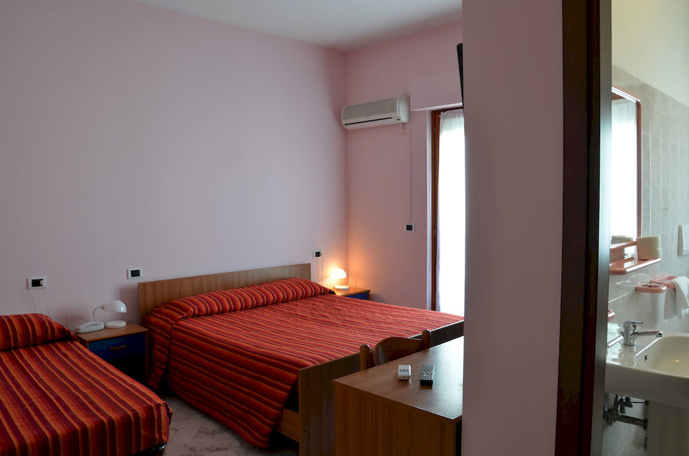 Hôtel Roma à Pineto Extérieur photo